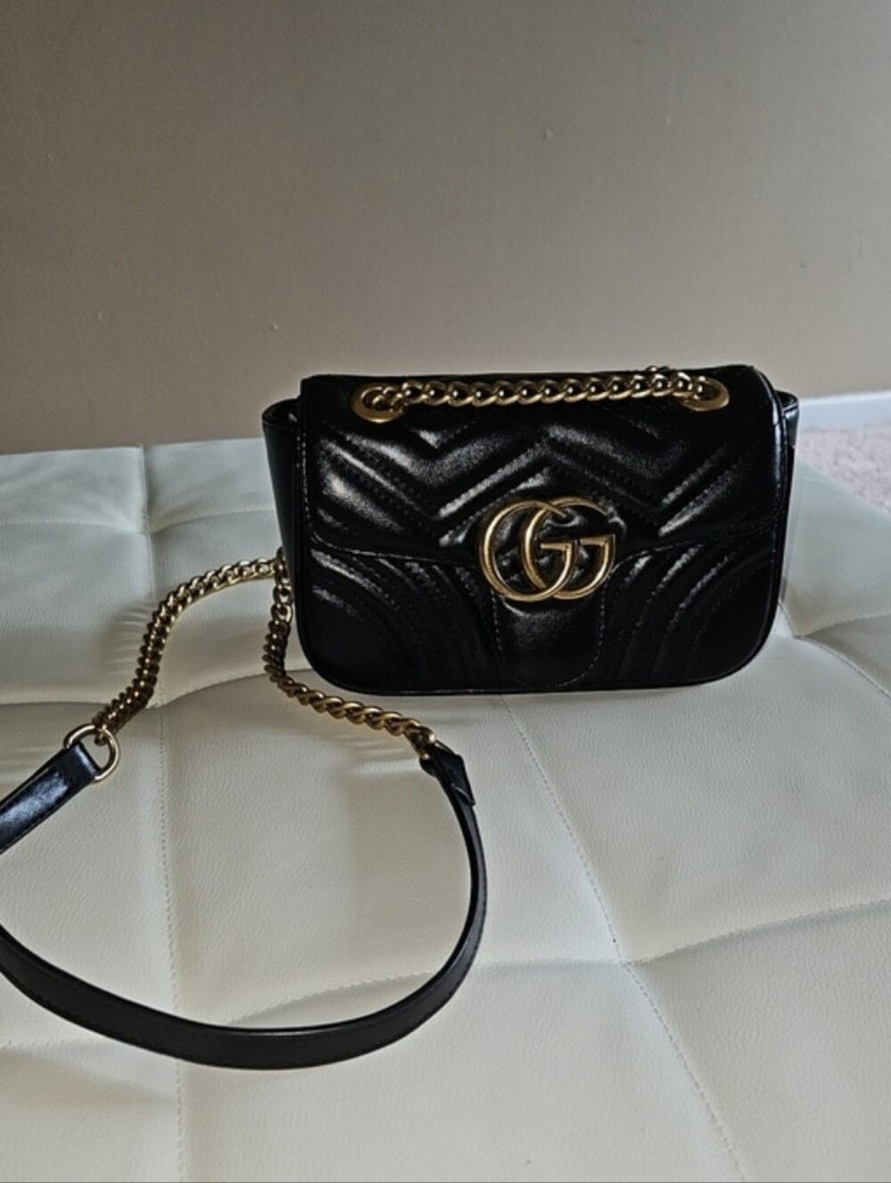Gucci Black Leather Shoulder Bag with Gold-Tone Chain